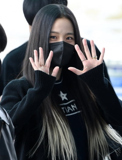 [TEN 포토] 블랙핑크 지수 '손 흔드는 인형'