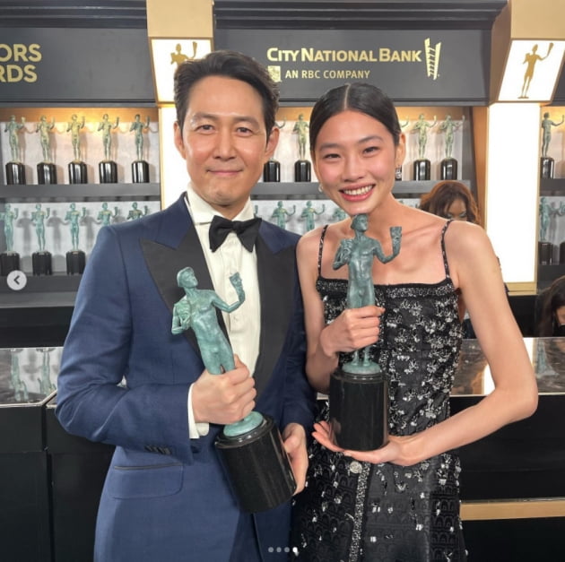 이정재, 정호연 SAG 트로피 들고 꽃미소...화려한 파티[TEN★]