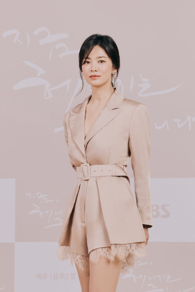 송혜교, 역사 안내서 후원… 삼일절 맞아 서경덕 손잡고 기증