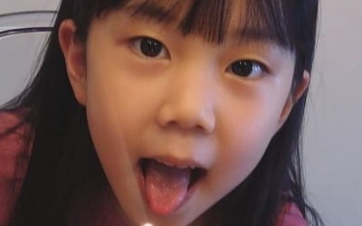 유진♥기태영 딸 로희, 초등학교 입학 앞두고 신났네…케이크에 빨려 들어갈 듯[TEN★]