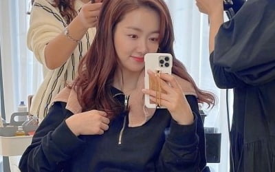 '인교진♥' 소이현, "변신 중" 반만 끝낸 치장…명품 P사 슬리퍼는 '착붙' [TEN★]