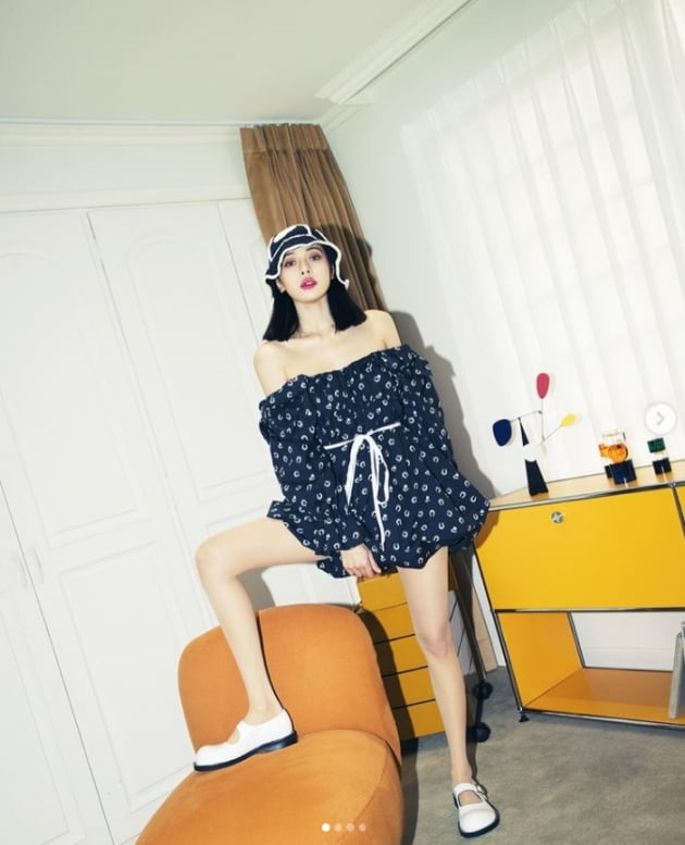 현아, 핫팬츠와 망사스타킹...섹시함과 청순함이 공존[TEN★]
