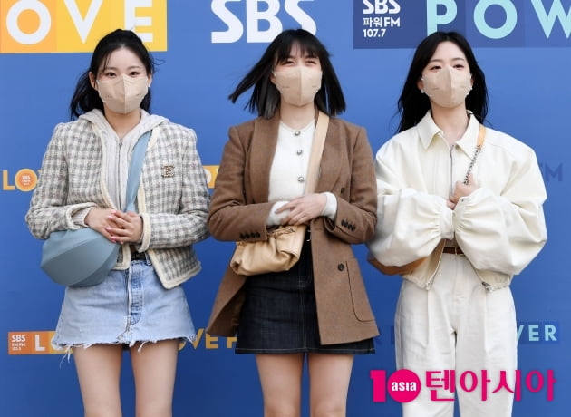 [TEN 포토] 엔믹스 규진-릴리-해원 '많은 취재진에 어리둥절'