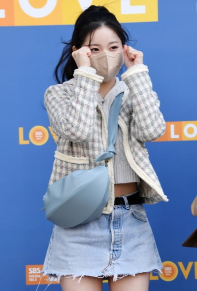 [TEN 포토] 엔믹스 규진 '인형이랑 붕어빵'