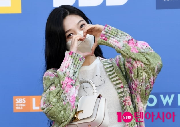 [TEN 포토] 레드벨벳 조이 '하트도 앙증맞게'