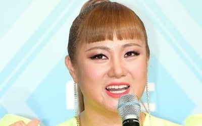 [공식] 박나래, 코로나19 확진 "백신 3차 접종 완료…특별 증상 無"