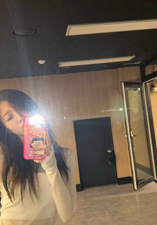 오마이걸 아린, 화장 필요 없는 청순美…사과폰 보다 빛나네 [TEN★]