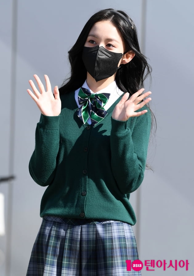 [TEN 포토] '지우학' 박지후 '손 흔드는 인형'