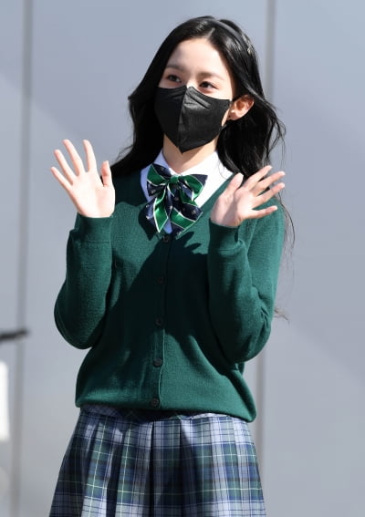 [TEN 포토] '지우학' 박지후 '손 흔드는 인형'