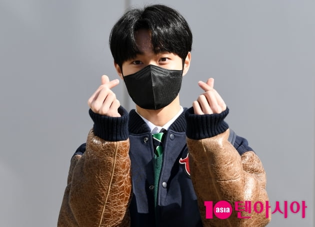 [TEN 포토] '지우학' 윤찬영 '하트 두개 드려요'