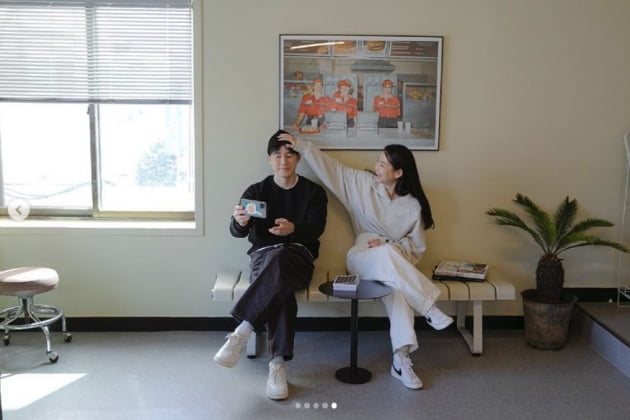 윤승아, ♥김무열과 달달한 데이트중...대학생 같아 [TEN★]