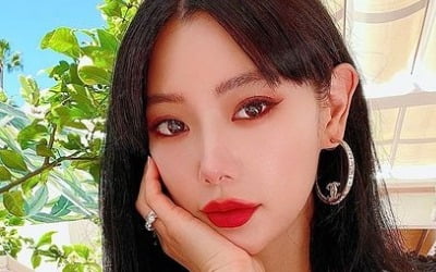 '사업가♥' 클라라, 명품 C사 왕귀걸이+레드립 자랑…바비인형 같네[TEN★]