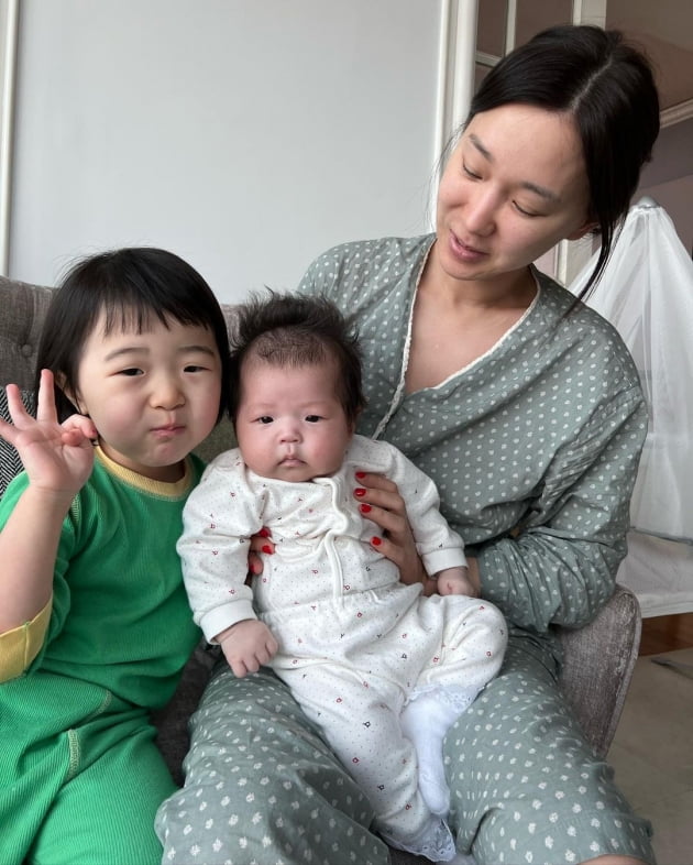 '세무사♥' 이지혜 "첫사랑 끝사랑 영원한 사랑"…딸 둘 육아에 "시끌시끌"해도 행복[TEN★]