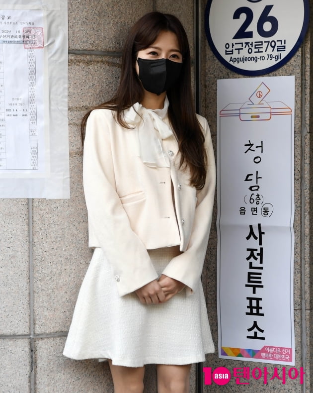 [TEN 포토] 양지은 '투표하고 나왔어요'