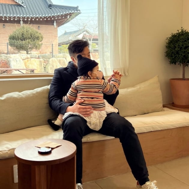수현, 딸 육아 달인 ♥재미교포 남편 덕에 흐뭇하겠네 "daddy&baby" [TEN★]