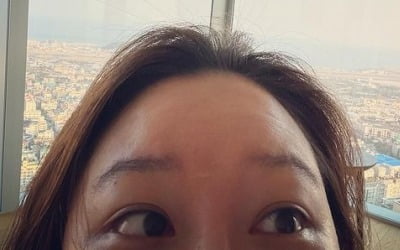 공효진, 제주 오션뷰 보이는 5성급 호텔서 즐기는 여유…눈만 빼꼼[TEN★]