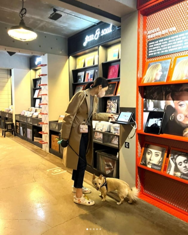 '재미교포♥' 수현, 앙증맞은 명품 C사 미니백 메고 반려견과 데이트 [TEN★]