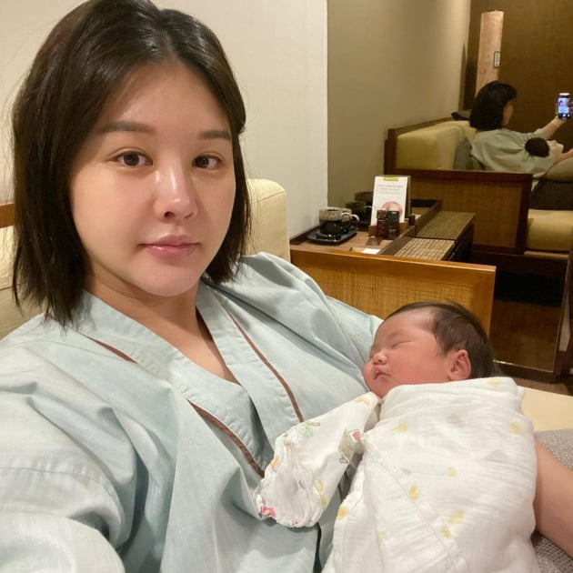 '재미교포♥' 박은지, "무서웠던 시절 지나 100일 넘어 옹알옹알" 힘들어도 딸 보면 '미소' [TEN★]