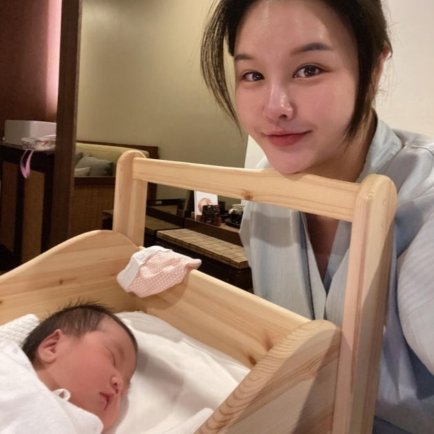 '재미교포♥' 박은지, "무서웠던 시절 지나 100일 넘어 옹알옹알" 힘들어도 딸 보면 '미소' [TEN★]