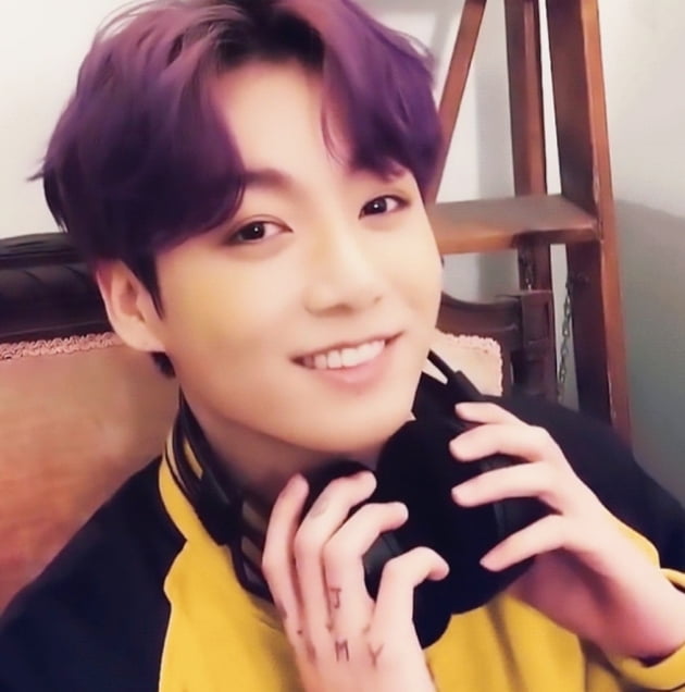 방탄소년단 정국 '데코 키트' 프리뷰서 이어폰 낀 청춘 만화 찢은 청량 '만찢남'