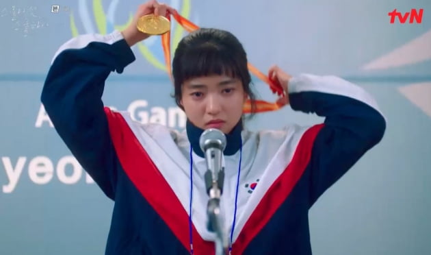 [종합] '금메달 딴' 김태리, 보나 때문에 판정 시비 "내가 져줘야 했냐" ('스물다섯 스물하나')