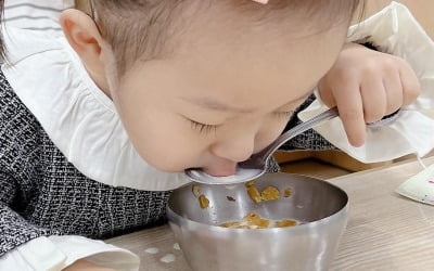 최민환♥율희 쌍둥이 딸 아린, 아침 굶었나…그릇에 머리 박고 간식 폭풍 흡입[TEN★]