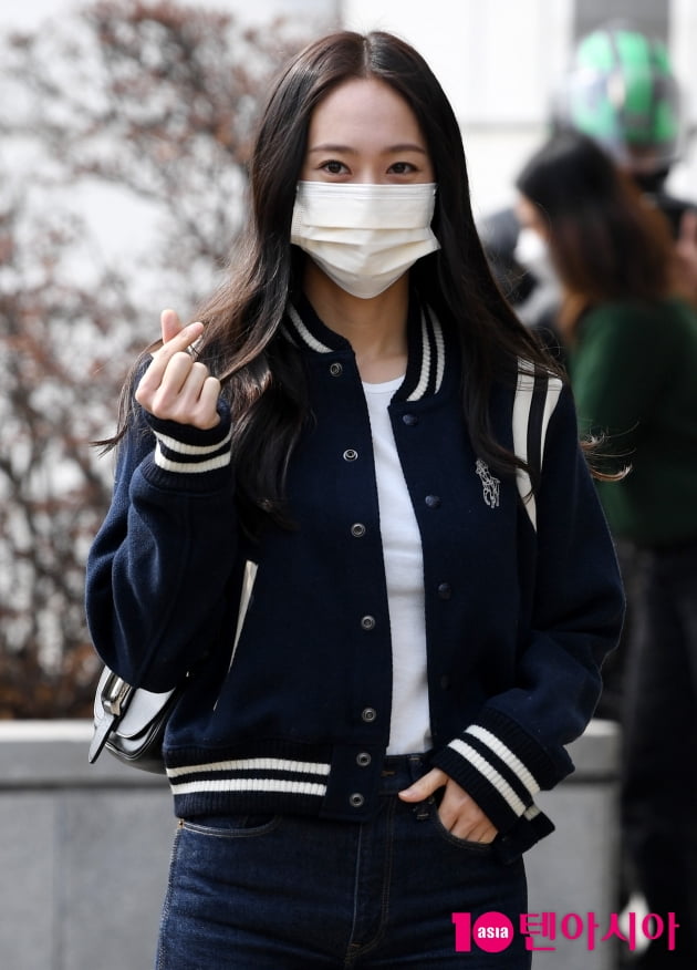 [TEN 포토] 크리스탈 '얼음공주의 시크한 하트'