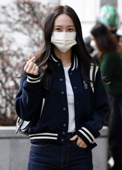 [TEN 포토] 크리스탈 '얼음공주의 시크한 하트'