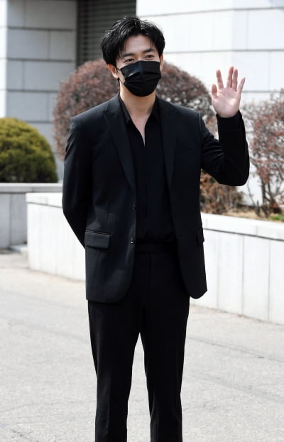 [TEN 포토] 김재욱 '스윗한 인사'