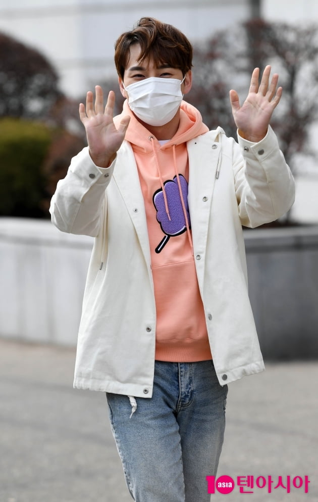 [TEN 포토] 박서진 '사랑스러운 손인사'