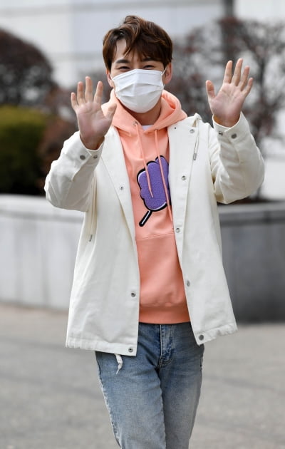 [TEN 포토] 박서진 '사랑스러운 손인사'