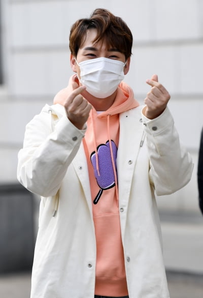 [TEN 포토] 박서진 '해맑은 하트'