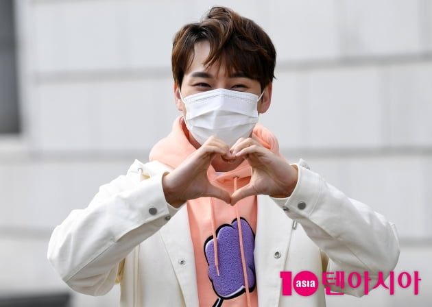 [TEN 포토] 박서진 '심쿵 하트'