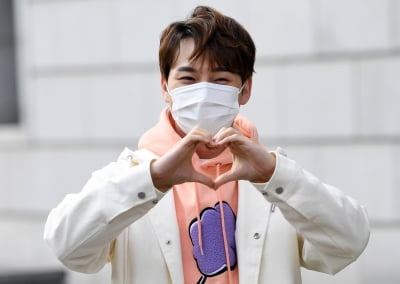 [TEN 포토] 박서진 '심쿵 하트'