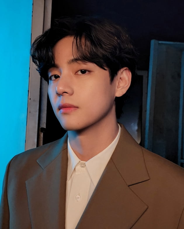 방탄소년단 뷔, '같은 반 짝꿍이 되었으면 하는 남자아이돌'1위