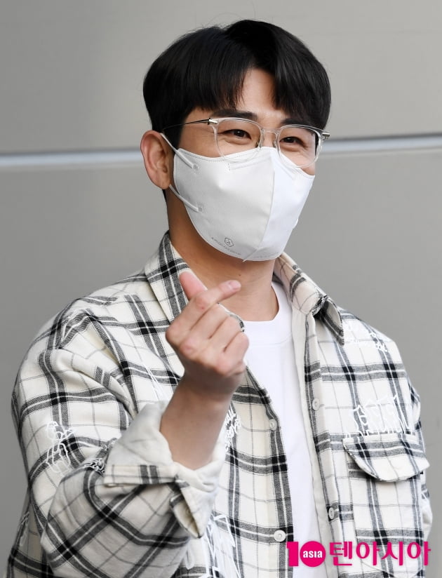 [TEN 포토] 영탁 '러블리한 하트'