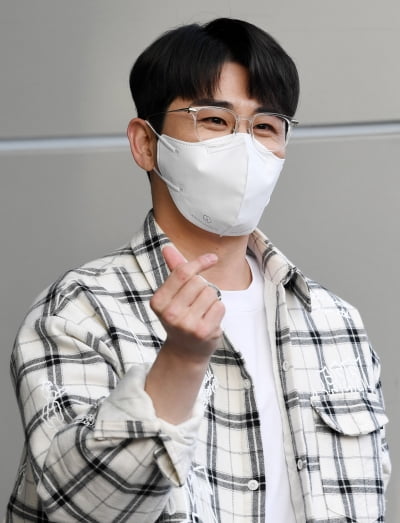 [TEN 포토] 영탁 '러블리한 하트'