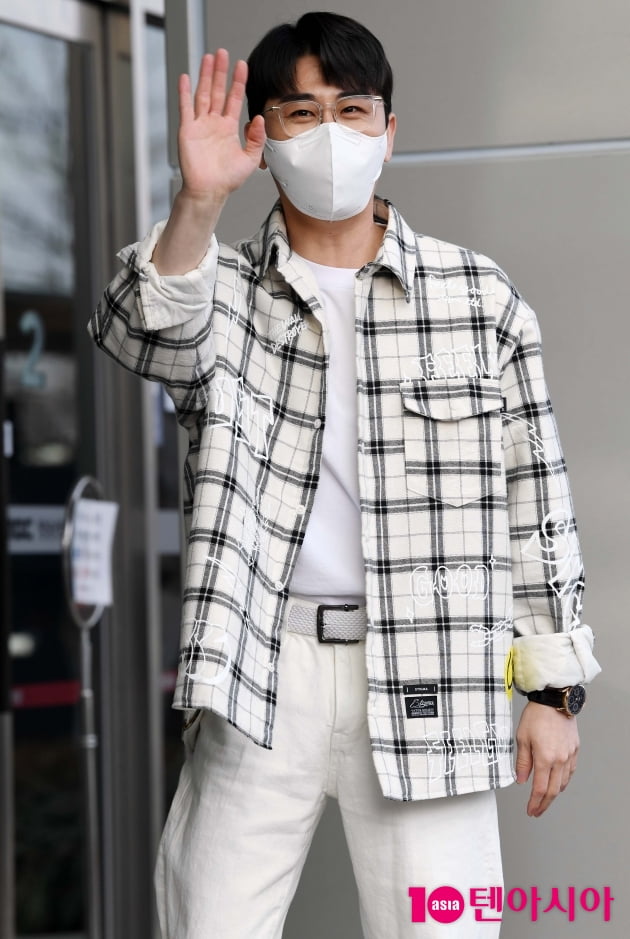 [TEN 포토] 영탁 '소장욕구 부르는 비주얼'