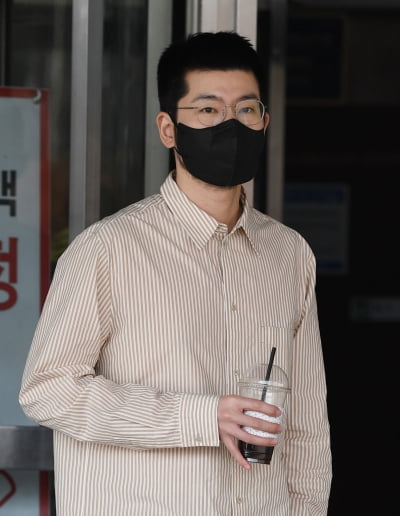[TEN 포토] 장기하 '아이스 아메리카노와 함께 출근길'