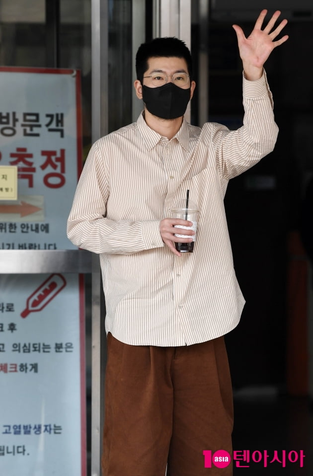 [TEN 포토] 장기하 '첫 솔로앨범 '공중부양' 잘 부탁해요'