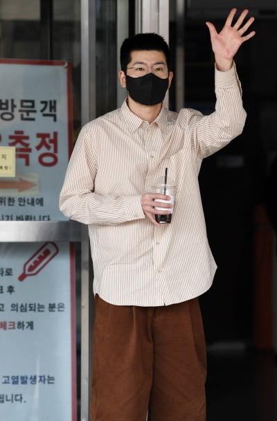 [TEN 포토] 장기하 '첫 솔로앨범 '공중부양' 잘 부탁해요'