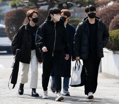 [TEN 포토] 포레스텔라 '봄햇살 맞으며'