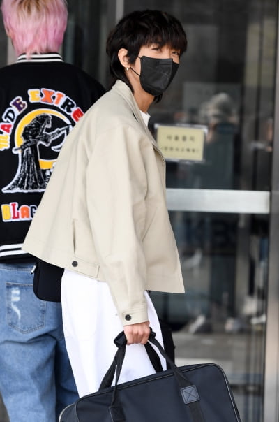 [TEN 포토] 이승윤 '뒤돌아보면 심쿵'