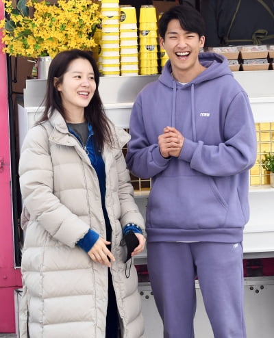 [TEN 포토] 김진엽-손성윤 '커피차 받아서 좋아요'