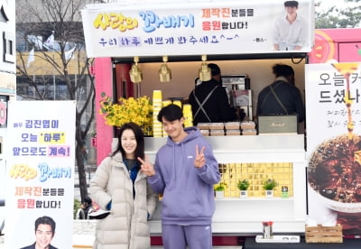 [TEN 포토] 김진엽-손성윤 '커피차 감사 SNS에 올려야지'
