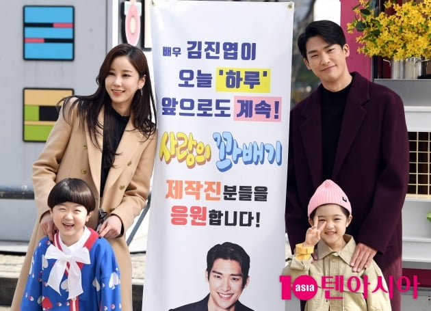 [TEN 포토] 김진엽-김주리 '커피차 앞에서 사랑이 넘치네'
