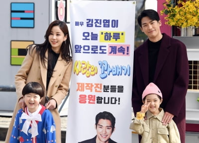 [TEN 포토] 김진엽-김주리 '커피차 앞에서 사랑이 넘치네'