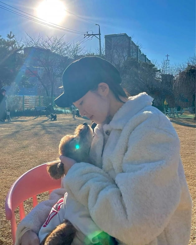 류이서, ♥전진 팔각모자 쓰고 카페 데이트…개엄마·개아빠의 하루 [TEN★]