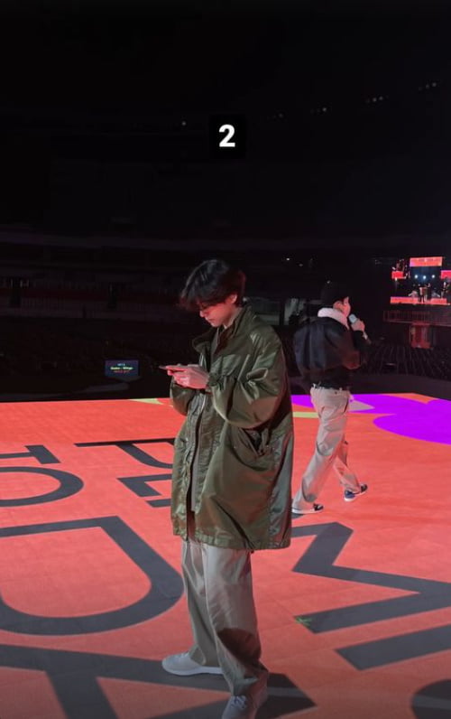 방탄소년단 뷔, 대충 찍어도 빛난다 콘서트 D-2..."아미들 따뜻하게 입고와요"[TEN★]