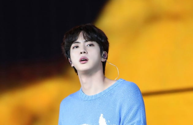 방탄소년단 진, 글로벌 팬 사로잡은 LA 공연 비하인드 공개